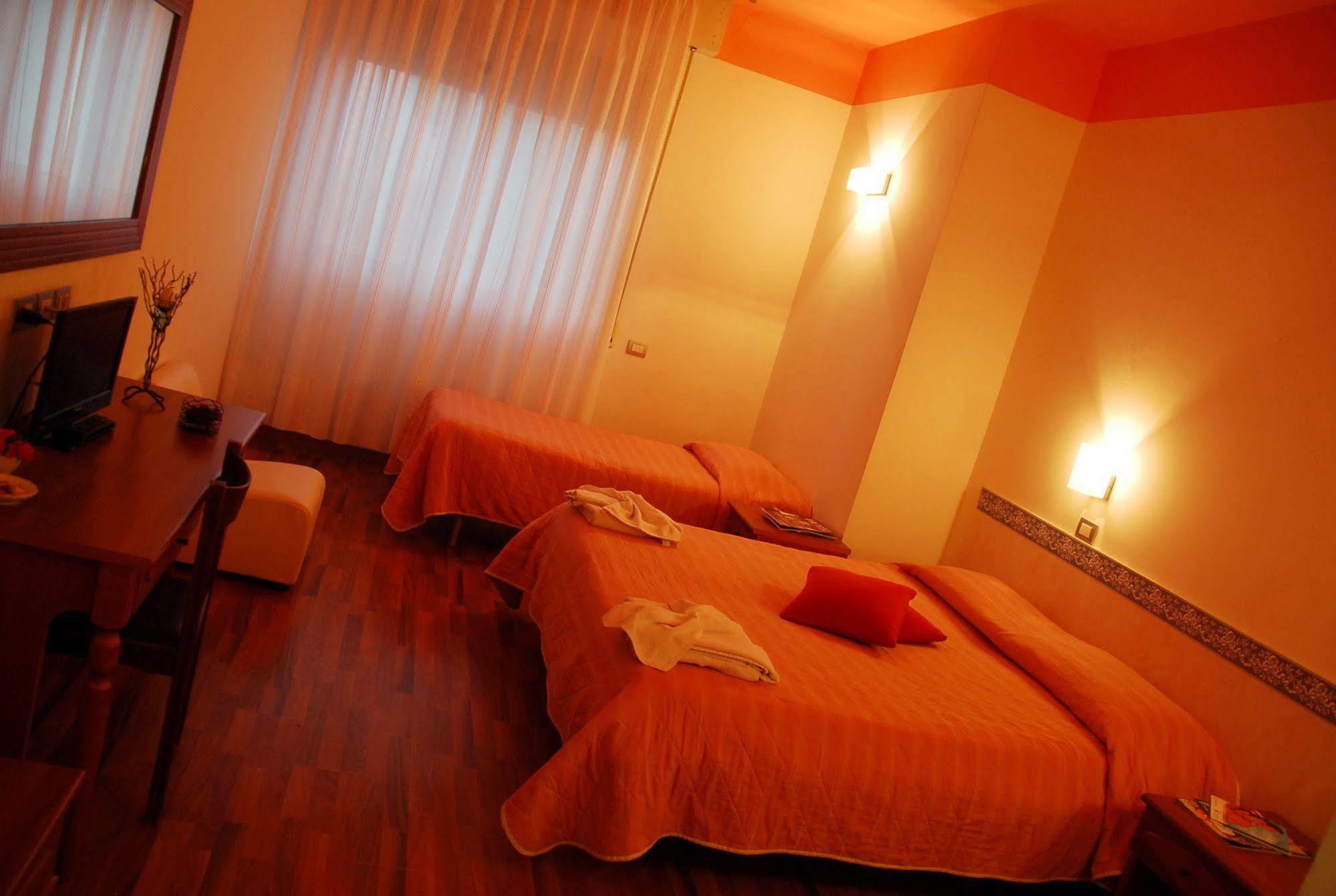 Hotel Golden Римини Екстериор снимка